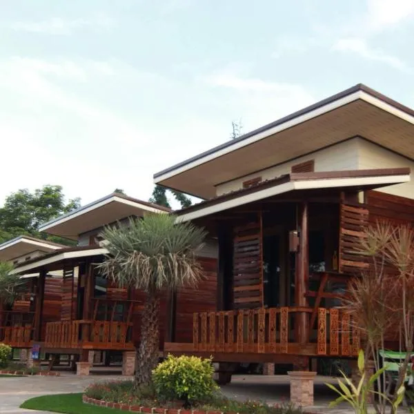 พบรักรีสอร์ท Pobruk resort, hotel in Ban Phue