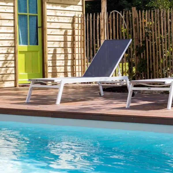 Maison et table d'hôtes Le Camélia Blanc, hotel di Saint-Bonnet-sur-Gironde