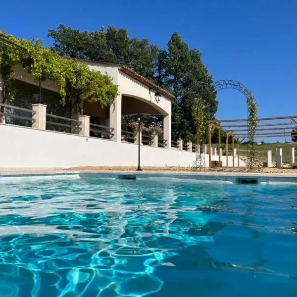 Charmante maison avec piscine, hotel v destinaci Artignosc-sur-Verdon