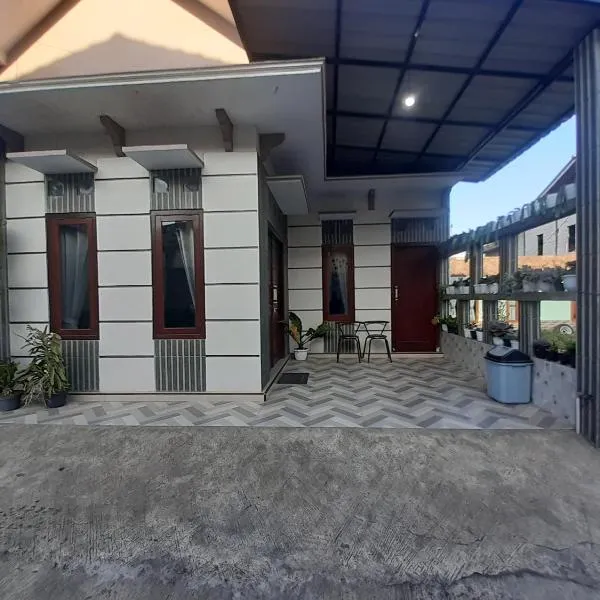 Widodaren Homestay, hotel v destinaci Probolinggo