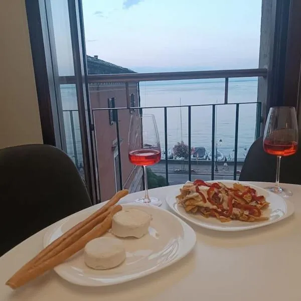 CasaLeda, delizioso loft fronte lago, hotel en Toscolano-Maderno