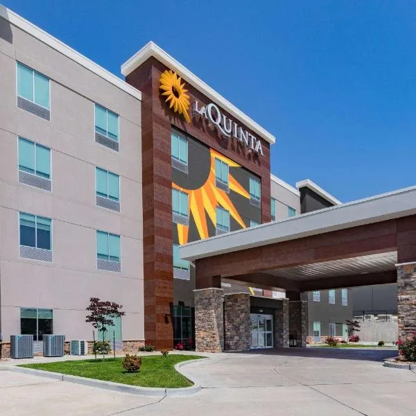 La Quinta Inn & Suites by Wyndham Jackson-Cape Girardeau โรงแรมในJackson