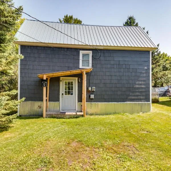 Pet-Friendly Michigan Getaway with Porch and Kayaks!, hotel v destinaci Ontonagon