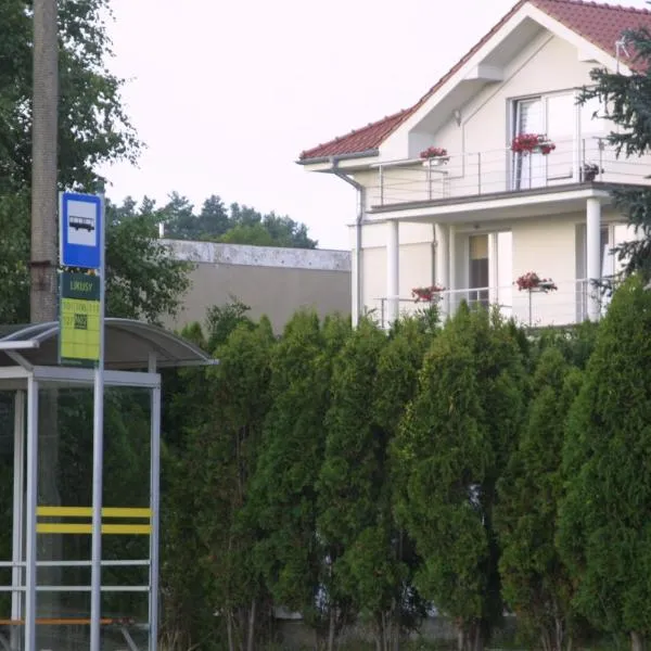 Hotelik Likusy - przy plaży nad jeziorem Ukiel i z bezpłatnym prywatnym parkingiem, hotel v destinaci Olštýn