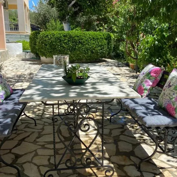 Green Yard Family Holiday Home Sidari Corfu – hotel w mieście Antipernoí