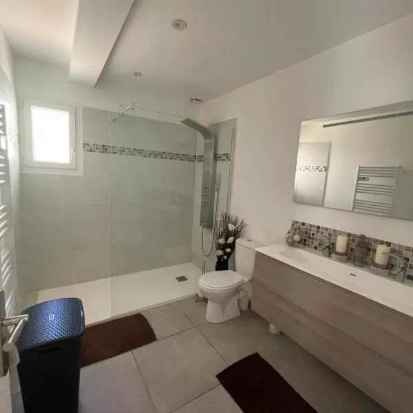 Suite 16m2 indépendante dans villa, hotel v destinaci Manosque