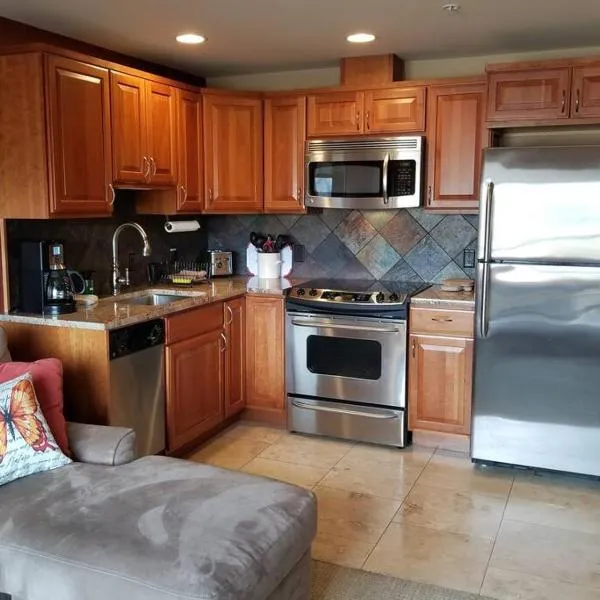 Lake Chelan View Condo in Downtown near Beach!, hotel v destinaci Chelan