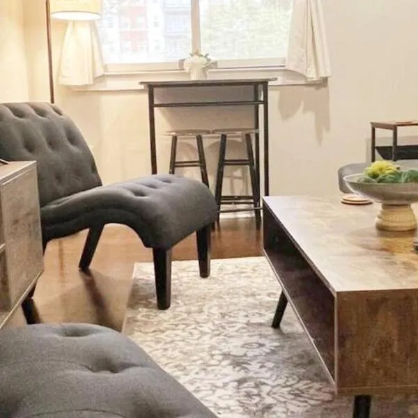 Townhouse in Uptown King Bed-Wi-Fi-Pool- Full Kitchen- Washer & Dryer, hotel in Charlotte