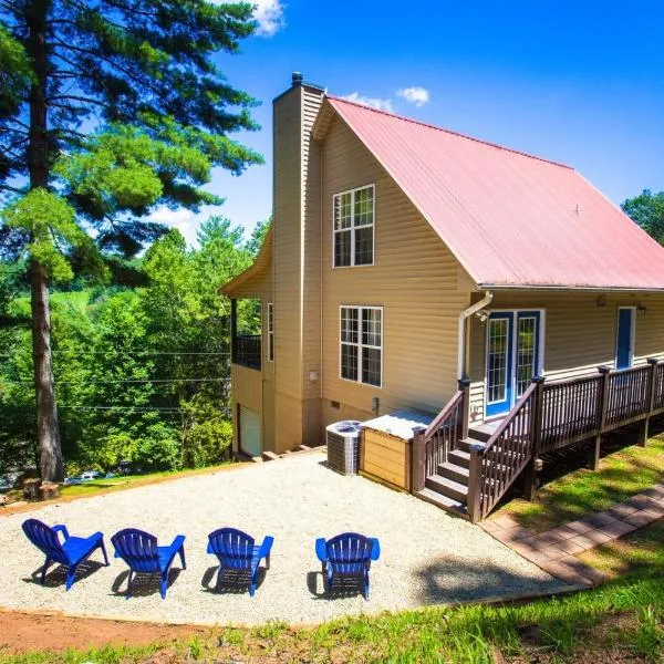 Smokies Hill Top Cabin Mountain Views 2 miles to Town Pet Friendly, hotel in Franklin