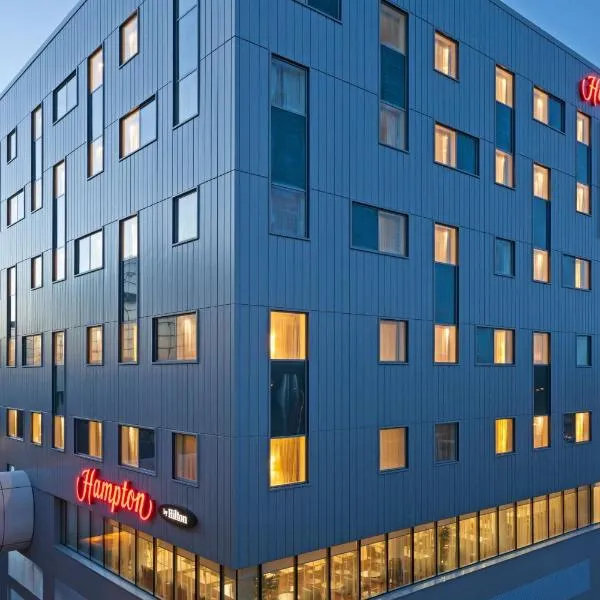 Hampton by Hilton London Gatwick Airport, hotel in Salfords