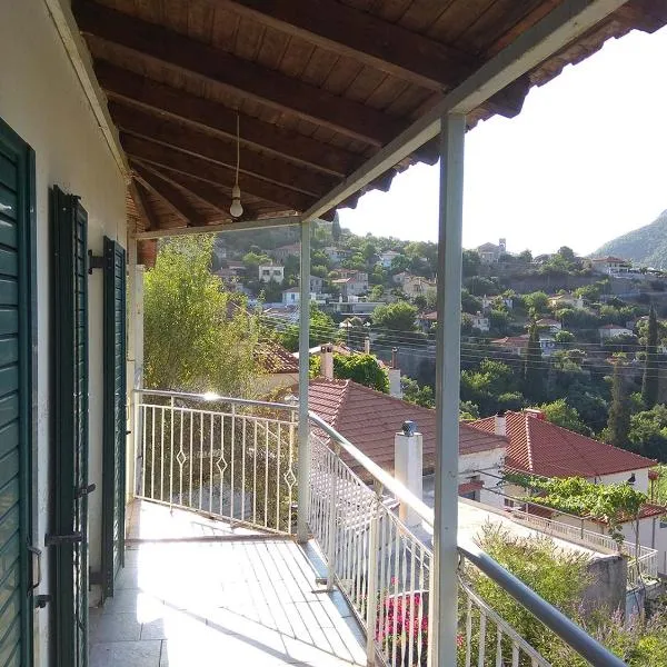 Vintage House with fantastic view, hotel en Mavrommátion