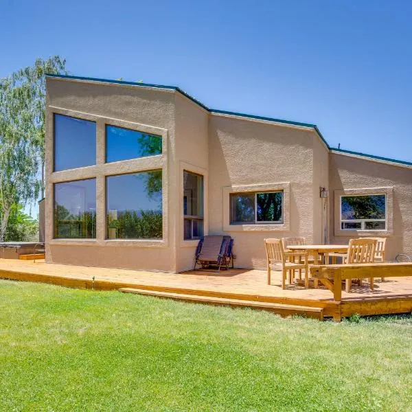 Mesa View House with Hot Tub Walk to Winery!, hotel v destinaci Palisade