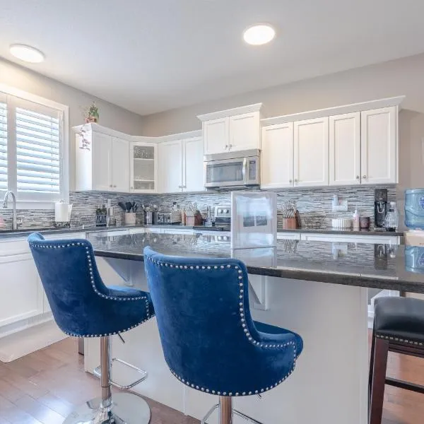 Luxurious 3-Bedrooms with Office & Media Room, hotel in Cochrane