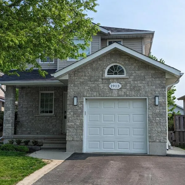 Adorable 4 bed,3 bath house, hotel v destinaci Kingston