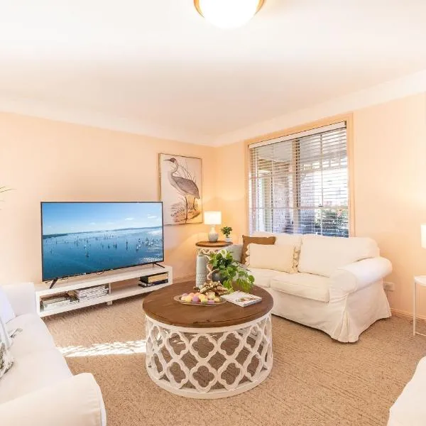 White Sands, 14 Whitesands Road - Pet Friendly & Air Con, hotel in Fingal Bay