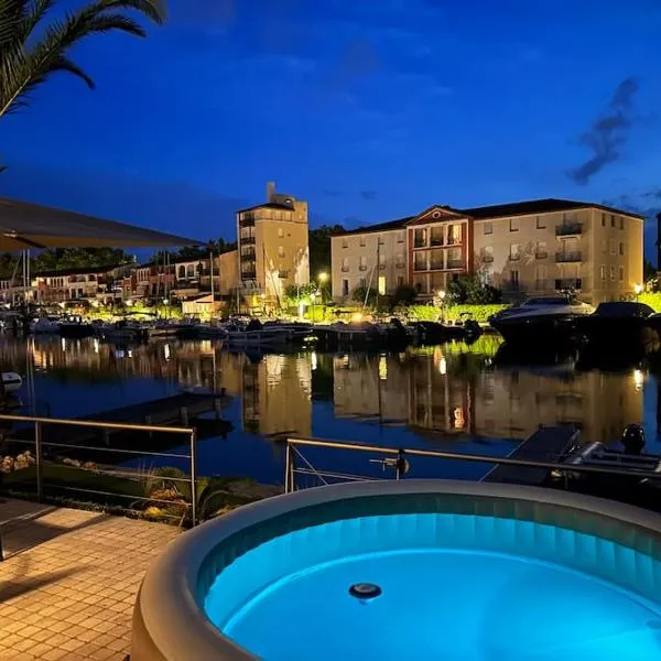 Grande Villa de 130 m2 avec SPA et amarrage privé 14x8M, hotel in Grimaud