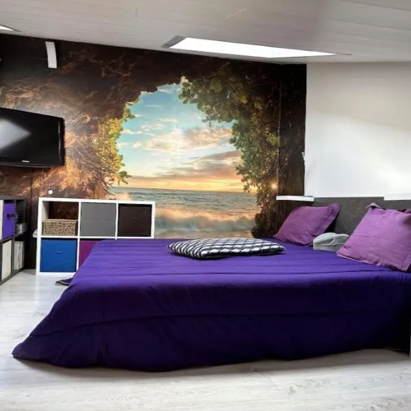 JOLI ET SPACIEUX STUDIO AVEC GARAGE AU BORD DE MER, hotel in Fréjus