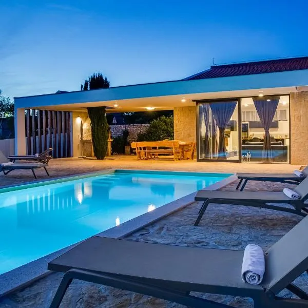 Villa T, spacious with heated pool, hot tub & sauna, hotel en Raštević