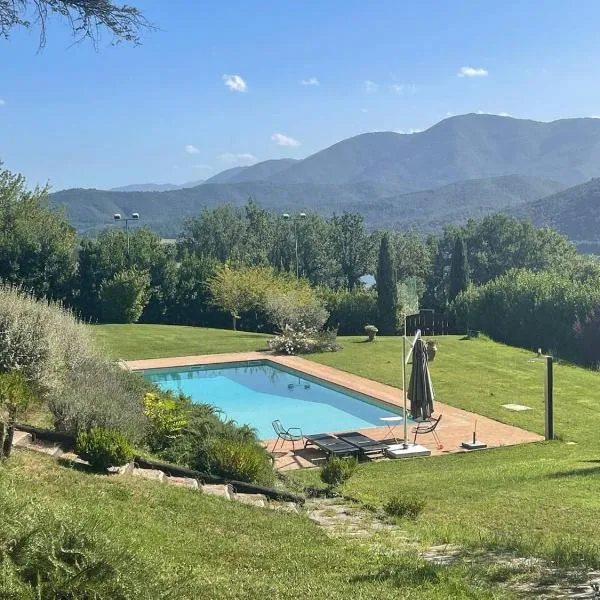 Casolare con piscina Lago di Piediluco - Cascata delle Marmore, hotel en Colle SantʼAngelo