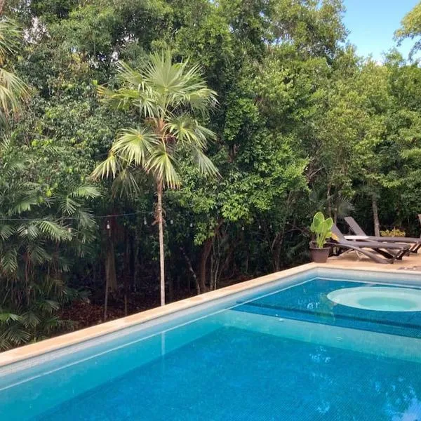 Aku-Chic Newly furbished condo Jungle pool, hotel in Xetna