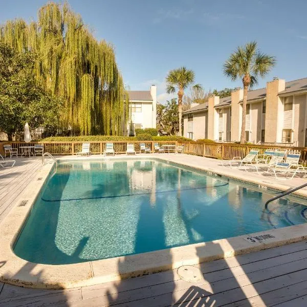 St Simons Island Condo with Deck and Outdoor Shower, hotel v destinaci Saint Simon Mills