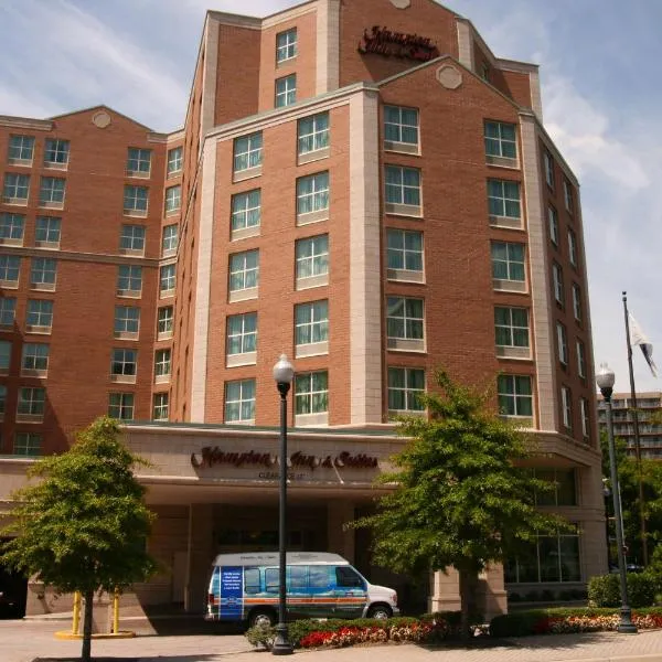 Hampton Inn & Suites Arlington Crystal City DCA, hotel di Arlington