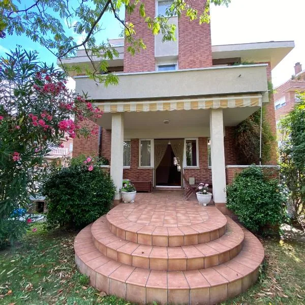 Casa chalet jardín particular Ideal Grupos y familias, hotel a Barañáin