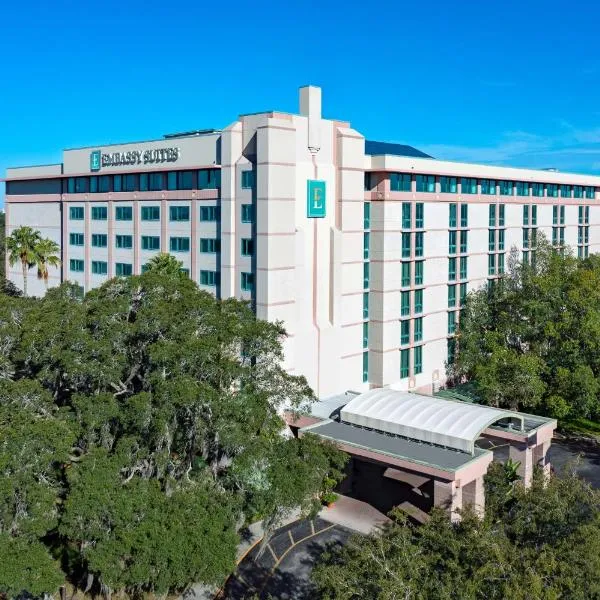 Embassy Suites by Hilton Tampa USF Near Busch Gardens，坦帕的飯店