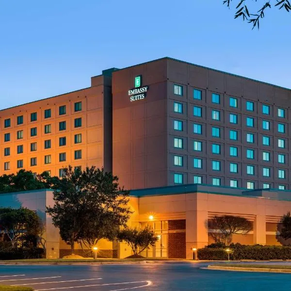 Embassy Suites by Hilton Raleigh Durham Research Triangle، فندق في كاري