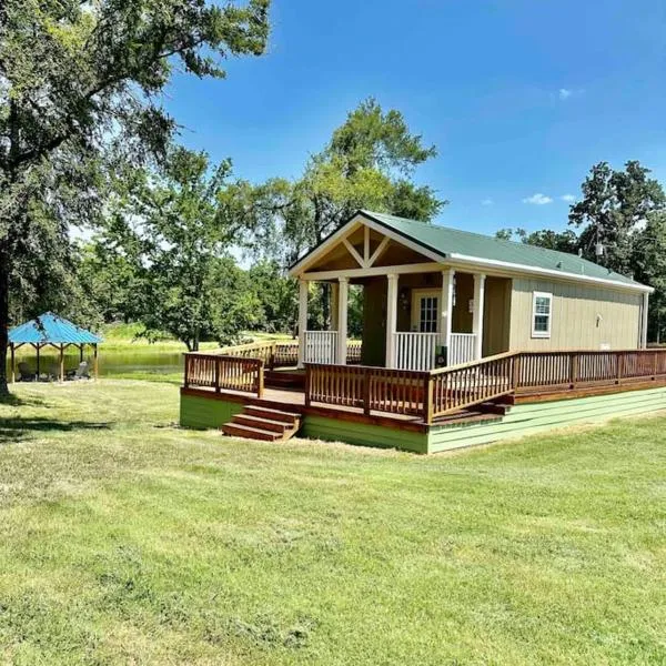 Small Home near Lake Fork with Stocked Pond, hotel v destinaci Emory