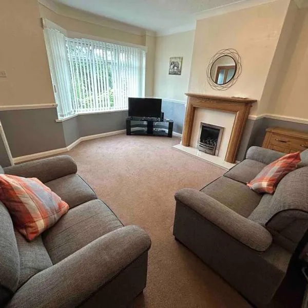 Lovely house & driveway parking, hotel em Kidsgrove