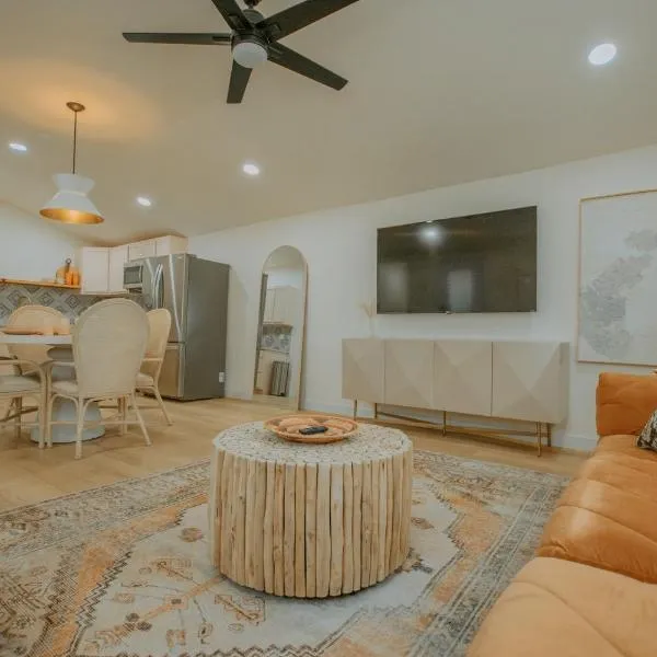 East Downtown Desert Chic Casita-Hot Tub-Pet Friendly-No Pet Fees!, hotel v destinaci Albuquerque