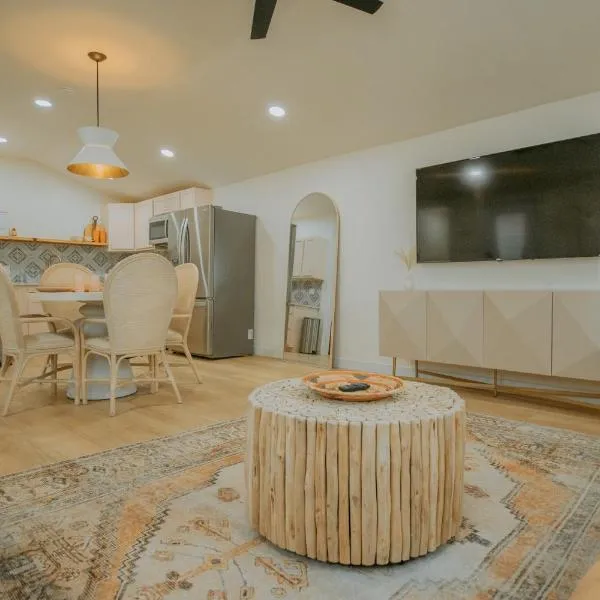 East Downtown Desert Chic Casita-Hot Tub-Pet Friendly-No Pet Fees!, hotel v destinaci Albuquerque