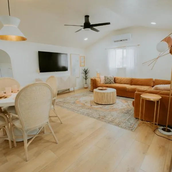 East Downtown Desert Chic Casita-Hot Tub-Pet Friendly-No Pet Fees!, hotel v destinaci Albuquerque