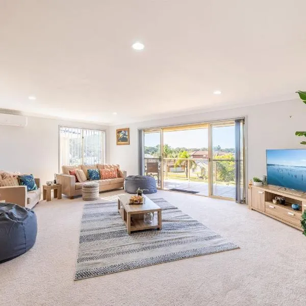 124 Rocky Point Rd - pet friendly, air con, Wi-Fi, high chair and Cot, hotel in Fingal Bay