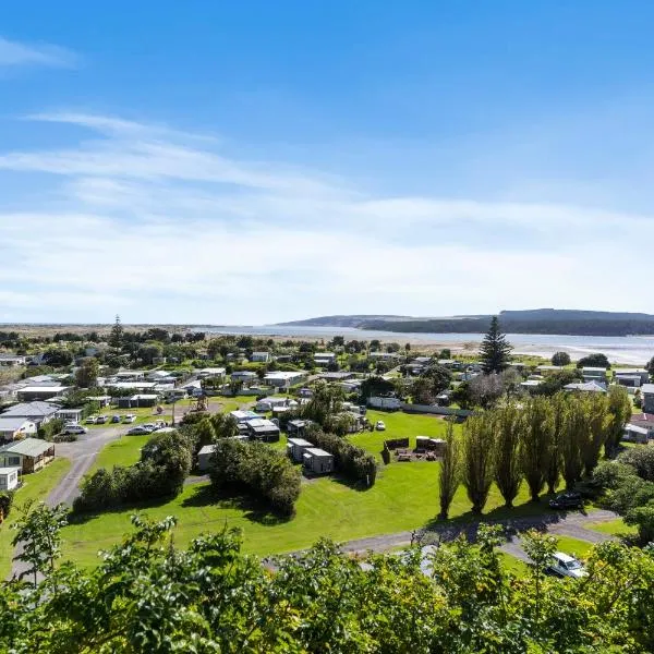 Port Waikato Holiday Park, hotel in Waiuku