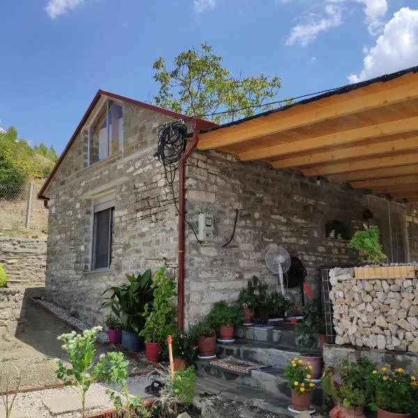 Stone House, hotel a Këlcyrë