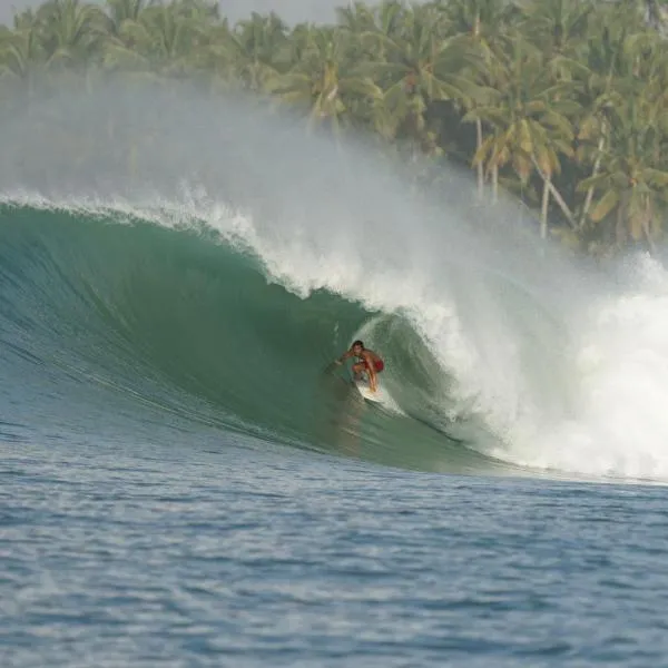 Lilys Nias Surf Camp, hotel in Lagudri