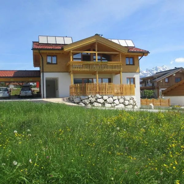 Penthousewohnung mit Garten Sauna Pool – hotel w mieście Maishofen