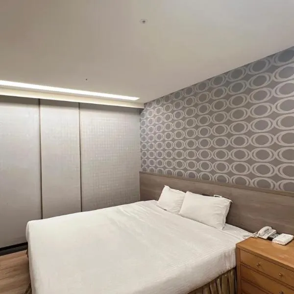Crystal City Hotel, hotel v destinaci Čung-li
