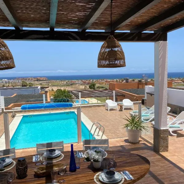 Casa Blanca Caleta - Golf & Sea Views - private heated Saltwater Pool - BBQ - Aircondition", hotel in Caleta De Fuste