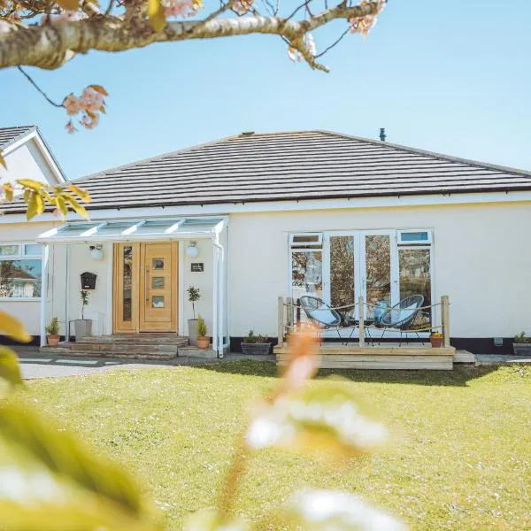 Luxury 4 Bed, 3 Bathroom, Pet Friendly Villa, Sleeps 8, with Hot Tub in Trearddur Bay, hotel in Trearddur