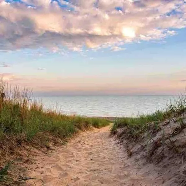 Blue Birdhouse - Indiana Dunes - Pet Friendly, hotel in Chesterton
