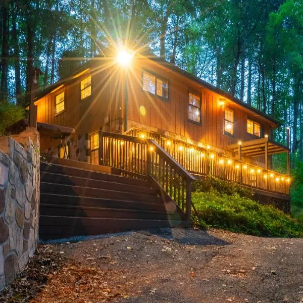 The Eagle's Nest Mountain Cabin Gatlinburg, hotel en Pittman Center