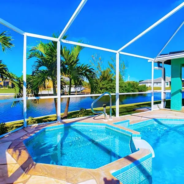 On The Water! Sleeps 12! 2 King Masters, Golf, Fishing, Bbq, Pool, Spa, Pvt Yard, hotel in Cape Coral