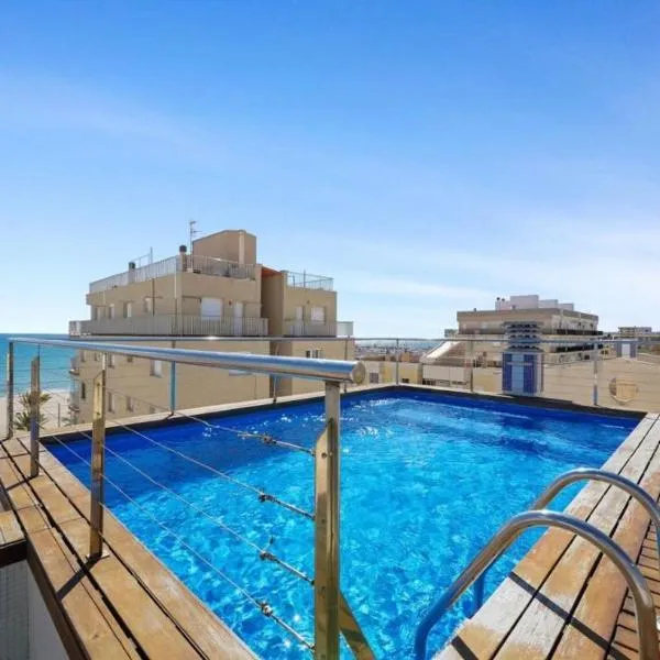 Beach apartment with pool, hotell i Calafell