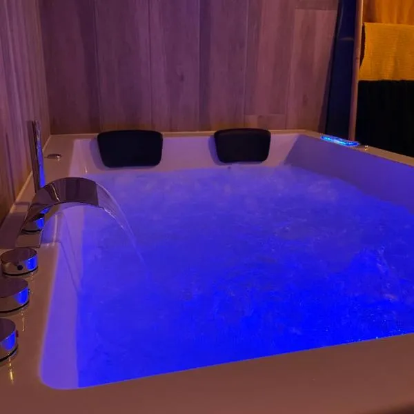 Studio jacuzzi Love Room, hotel em Sacquenville