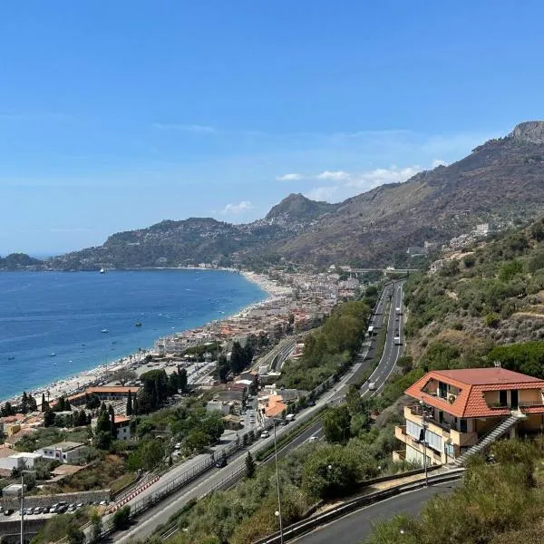 La Baia delle Sirene Luxury Apartment – hotel w mieście Letojanni