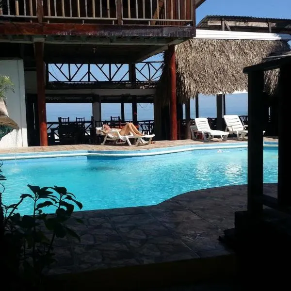La Delphina Bed and Breakfast Bar and Grill, hotel v destinaci La Ceiba