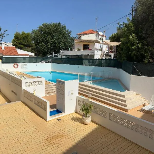 Host Wise - Lively Charming Apartment w Pool, hotel in Praia do Carvoeiro